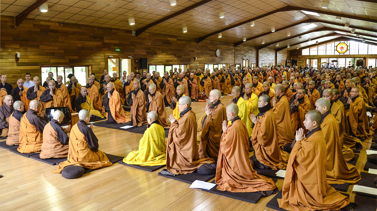 The four-fold sanghas of Upper Hamlet, Son Ha, Lower Hamlet, New Hamlet and Maison de l'Inspir' all gathered this morning to perform the formal ceremony to open the retreat.