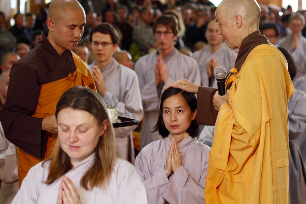 C'est un moment sacré au cours duquel chacun de ceux qui reçoivent l'ordination dédie sa vie à un chemin de transformation et de guérison.