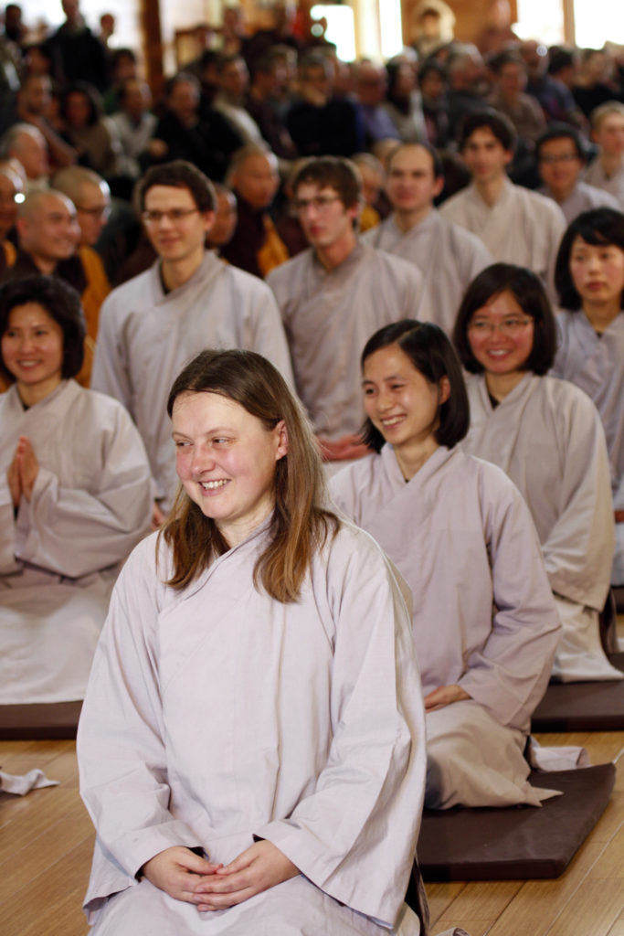 Après le coupage de la mèche symbolique, les Dix Préceptes de Novice sont transmis à ceux qui reçoivent l'ordination. Afin de conserver une énergie puissante de concentration pendant la transmission des préceptes, aucune photo n'est prise. Ici, les novices se réjouissent d'une brève pause pour se détendre et se reposer après avoir reçu les préceptes. 