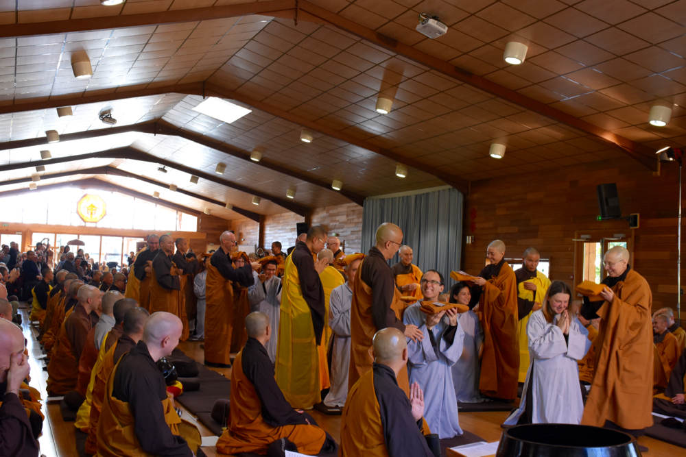 C'est un moment très chaleureux et joyeux au cours duquel les frères et soeurs aînés se tiennent tout près de chaque nouveau novice et lui présente sa robe. 