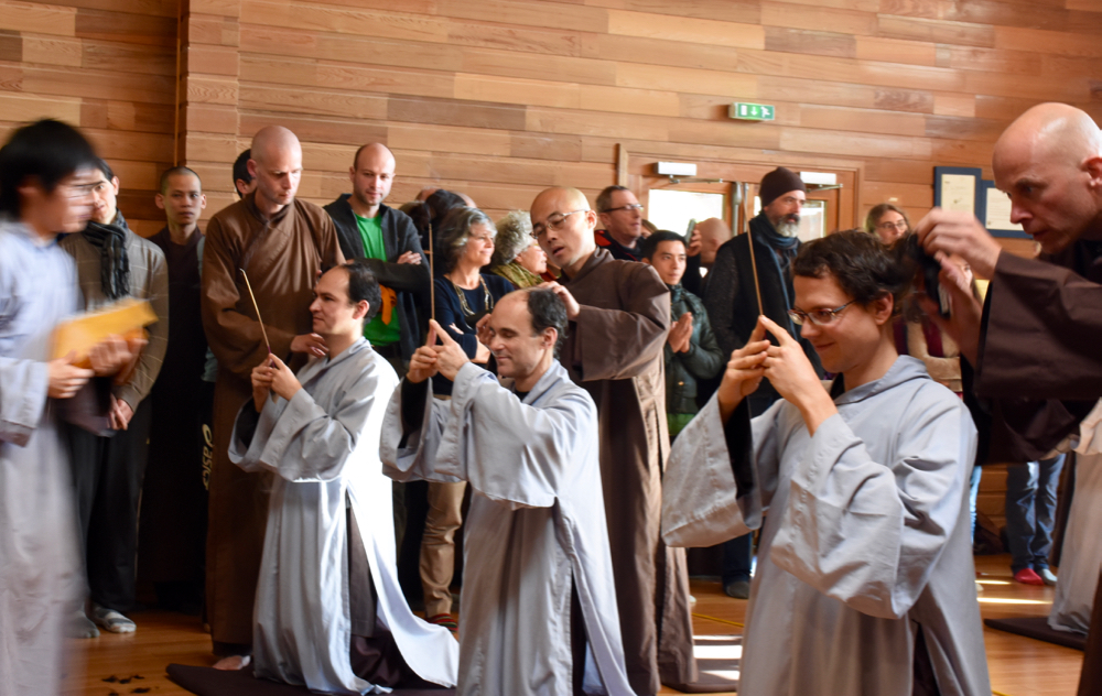 Mais il n'y a jamais assez de temps pour toutes les étreintes, car les novices sont vite acheminés vers l'arrière de la salle pour le rasage des cheveux. 