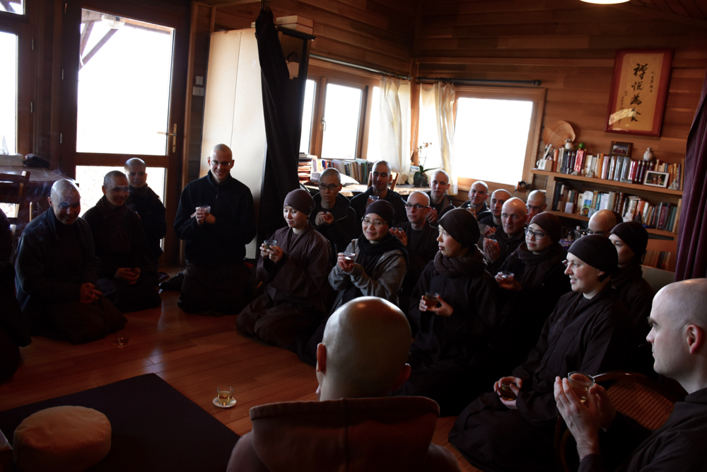 Après s'être douchés et avoir revêtu la robe monastique, les novices ont été accueillis dans la célèbre et simple ''Hutte de l'Assise Tranquille'' de Thay, au bord du faîte. Thay accueillait toujours les nouveaux ordonnés en les invitant à boire du thé et à passer un moment de bonheur paisible ensemble. Le coussin vide et la tasse de thé sont pour Thay (qui est en Thaïlande), et les mentors sont présents pour recevoir les nouveaux novices au nom de Thay. C'est pour ces derniers une opportunité intime pour rendre hommage à notre cher Maître.