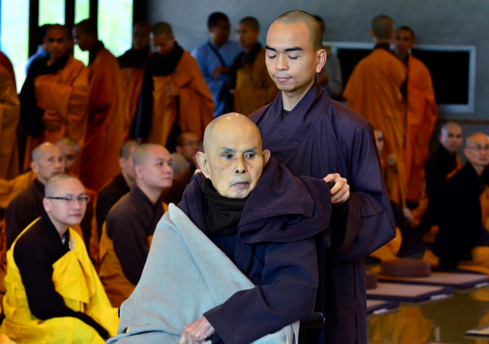 La cérémonie d'ordination des novices a eu lieu le mercredi 15 décembre, jour de la pleine lune. Thich Nhat Hanh (Thay) a pu être présent à l'ordination en Thaïlande.