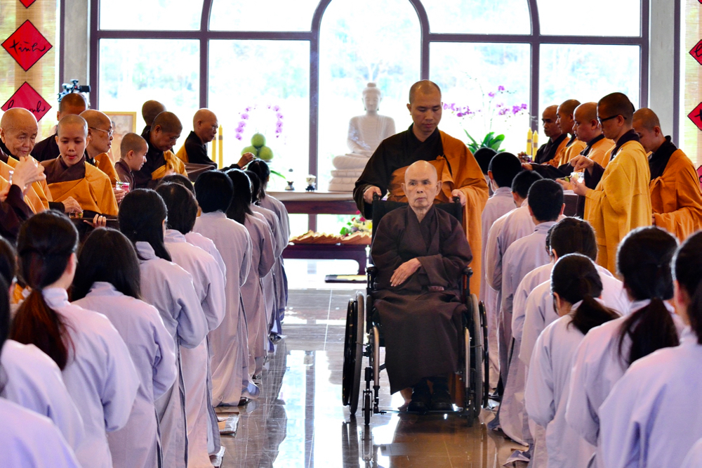 Alors que l'eau consacrée touchait la tête de ceux qui se faisaient ordonner et que la sangha chantait avec une beaucoup de compassion, Thay cheminait très doucement en faisant des allers-retours à travers le rang des moines et moniales en devenir pour leur offrir son énergie de compassion.