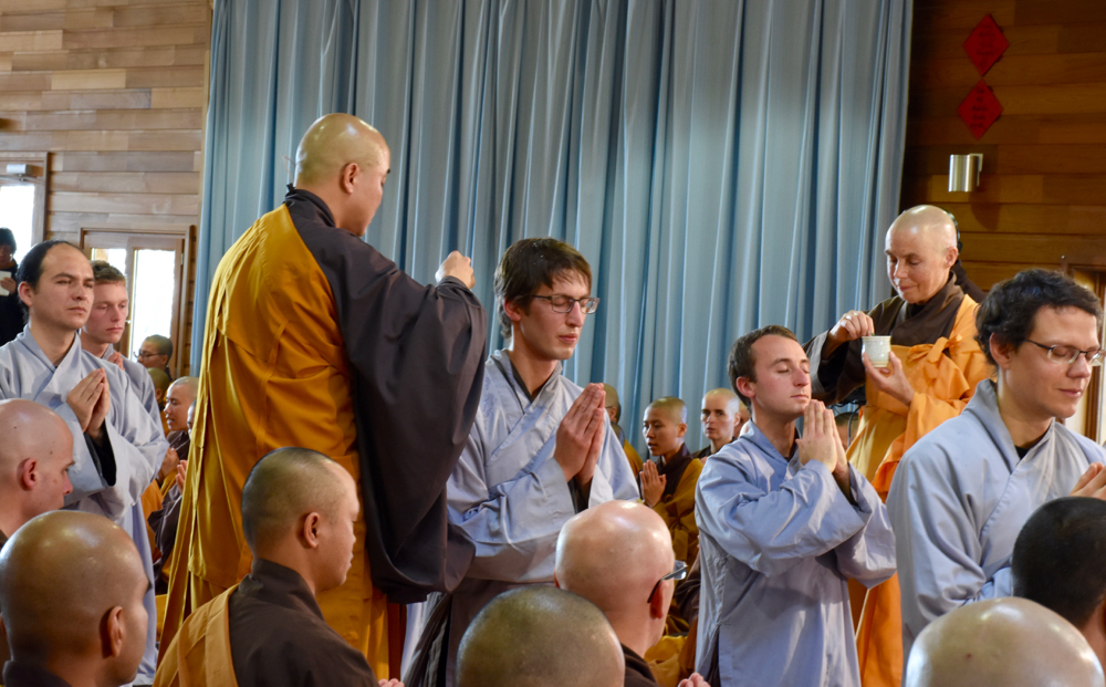 Certains des novices s'engagent pour 5 ans. D'autres s'engagent pour la vie. Le Village des Pruniers est ravi d'accueillir deux novices japonais qui rejoignent notre communauté internationale. 