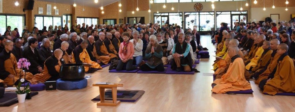 Sr Chan Khong représentait Thay pour transmettre les 14 EPC le 14 avril