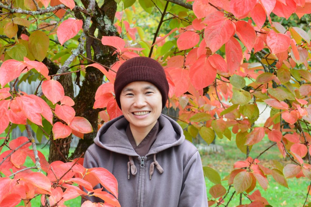 Sr.-Thuan-Khanh souriant sous un arbre