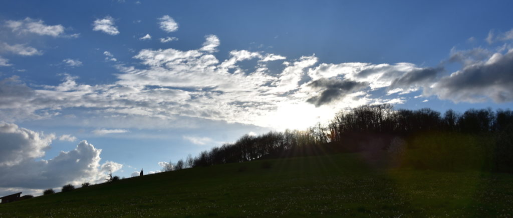 Lever de soleil au dessus de la colline