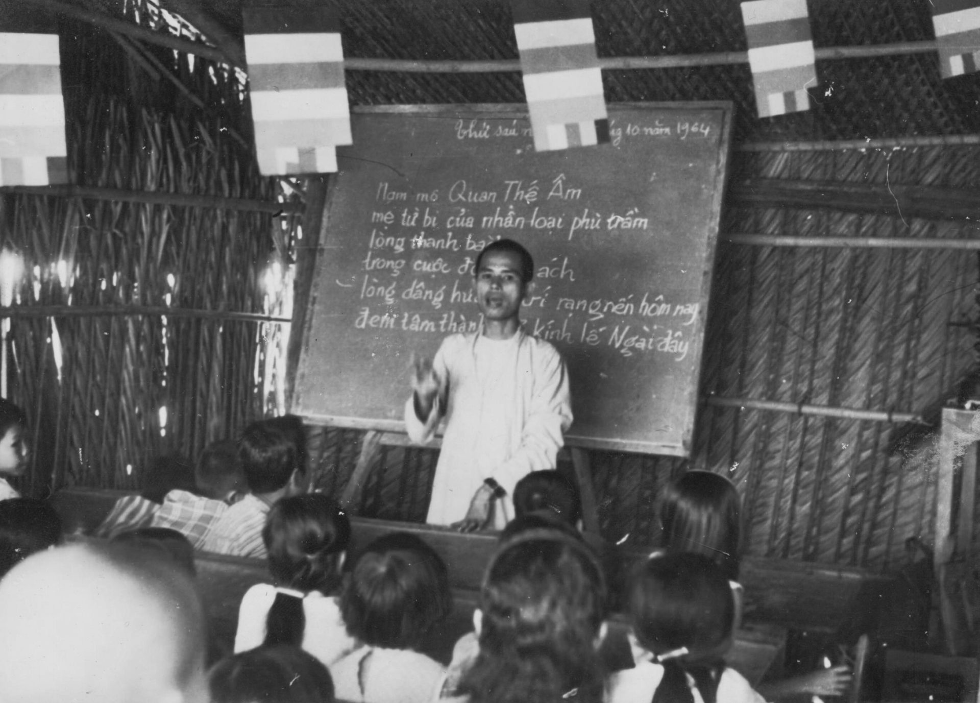 05 - TNH teaching children literacy using a song about the bodhisattva of compassion - PHOTO PVCEB